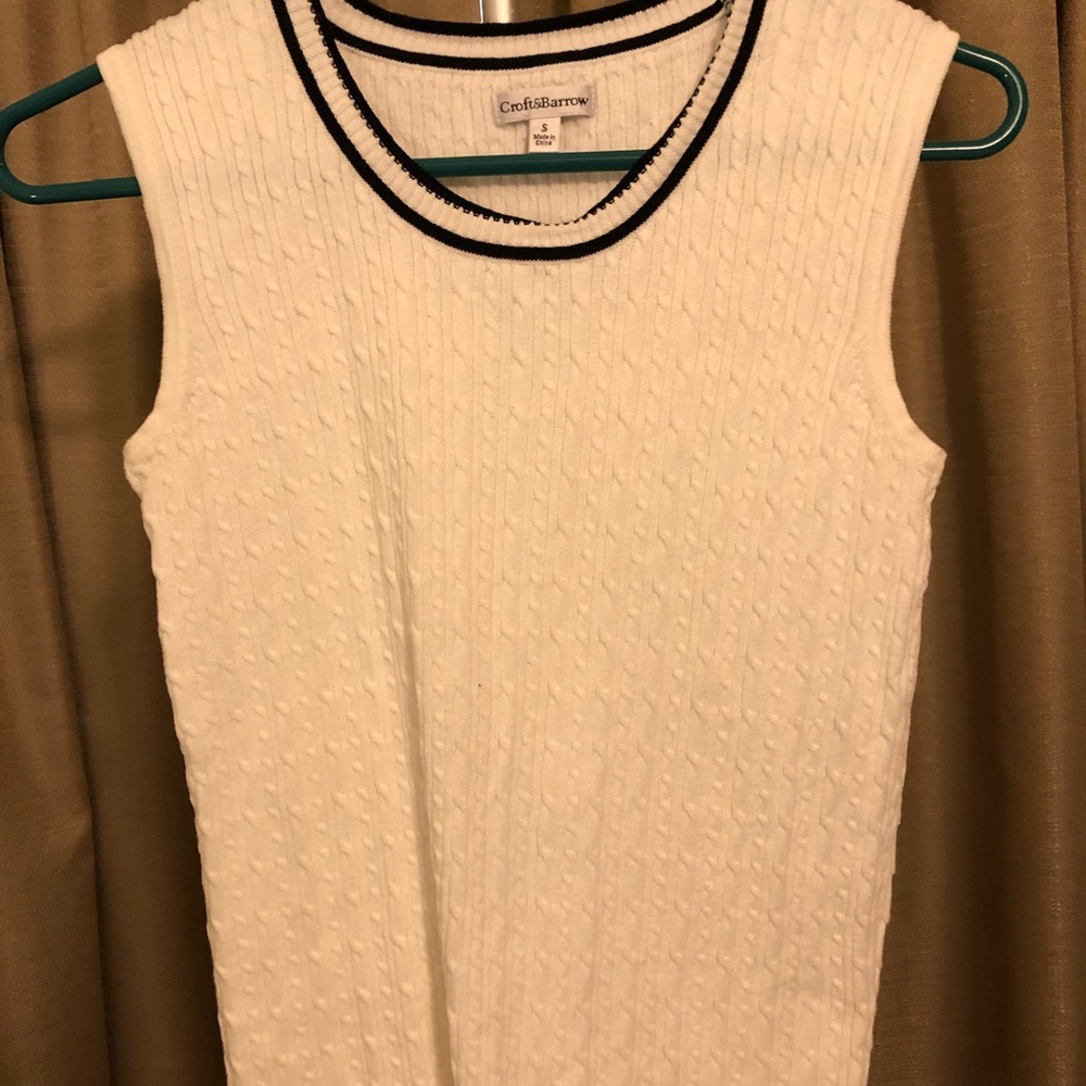 Croft & Barrow sleeveless pull over sweater top